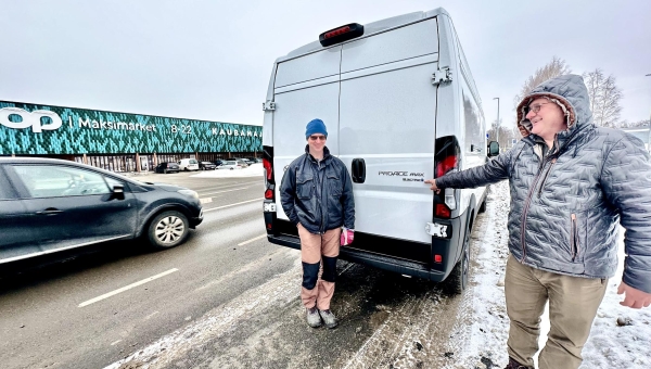 Täiselektriline Toyota Proace Max Electric on jõudnud Võrru. Roolis oli suurte kogemustega apelane Mareks Grandavs, kelle sõnul oli sõitu alustades spidomeetril 27 kilomeetrit. Metsavenna talu peremees Meelis Mõttus (paremal) viitab, et tegu täiselektrilise külmikbussiga. FOTO: Kalev Annom